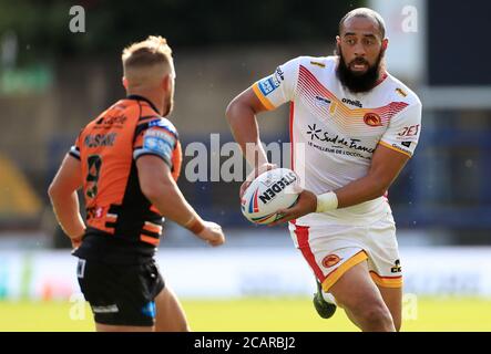 Sam Kasiano (à droite) du Dragon Catalan pendant le match de la Super League de Betfred au stade Emerald Headingley, à Leeds. Banque D'Images