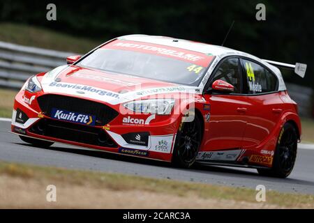 8 août 2020 ; Brands Hatch circuit, West Kingsdown, Kent, Angleterre ; Kwik Fit British Touring car Championship, journée de qualification ; Andy Neate dans son Ford Focus ST Performance de Motorbase Banque D'Images