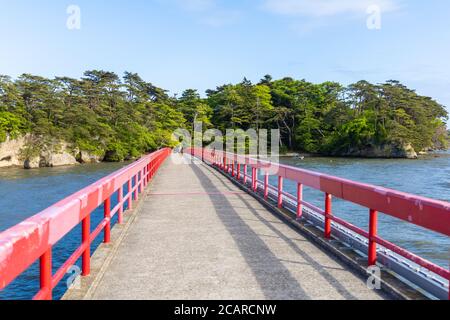 Avec l'île de Fukuura Fukuura Bridge dans le célèbre Matsushima Bay. Belles îles couvertes de pins et de roches. L'une des trois vues du Japon. Banque D'Images