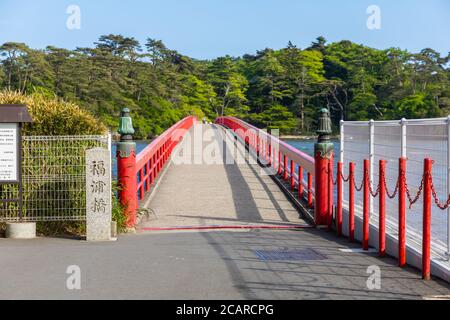 Avec l'île de Fukuura Fukuura Bridge dans le célèbre Matsushima Bay. Belles îles couvertes de pins et de roches. L'une des trois vues du Japon. Banque D'Images