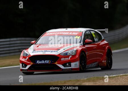 8 août 2020 ; Brands Hatch circuit, West Kingsdown, Kent, Angleterre ; Kwik Fit British Touring car Championship, journée de qualification ; Andy Neate dans son Ford Focus ST Performance de Motorbase Banque D'Images