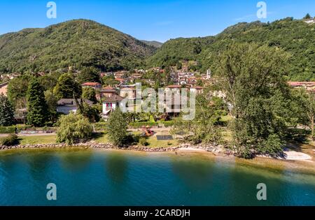 Vue aérienne du petit village de Brusimpiano situé sur les rives du lac de Lugano dans la province de Varèse, Lombardie, Italie Banque D'Images