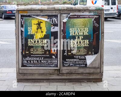 Sale distributeur de téléphone avec des affiches publicitaires, Hambourg Schanzenviertel, Allemagne, Europe - 22 avril 2012. Banque D'Images