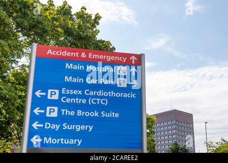 Les services signent à l'extérieur de l'hôpital de Basildon, Essex, Royaume-Uni. Accident et urgence, hôpital principal, parking principal, centre cardiothoracique, morgue, chirurgie de jour Banque D'Images