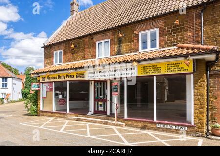 Magasins du village fermés à Let à Snettisham, Norfolk. Banque D'Images