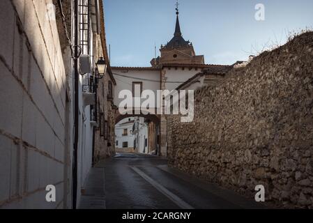 Rues de la vieille ville d'Uclés avec une véranda et le dôme de l'église en arrière-plan, Cuenca, Espagne Banque D'Images