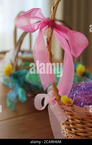 Paniers de Pâques pour enfants décorés et préparés pour le matin de Pâques, la chasse aux œufs et les bonbons. Banque D'Images