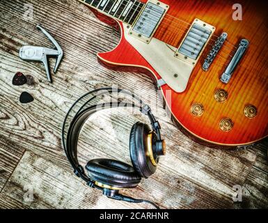 guitare et casque avec effet de cartographie hdr Banque D'Images