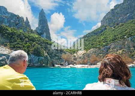 Les touristes atteignent Cala Goloritze en bateau Banque D'Images