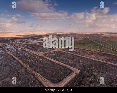Fosses de boue entourant l'usine de traitement des eaux usées AS-Samra à Zarqa, en Jordanie. Banque D'Images