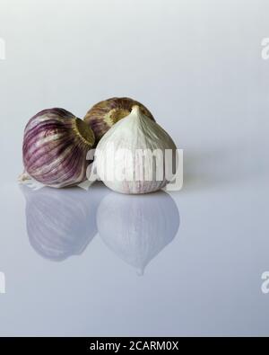 Des bulbes d'ail Solo frais dans un panier sur fond blanc. Ils sont utilisés pour la cuisine et cultivés en Asie. Banque D'Images