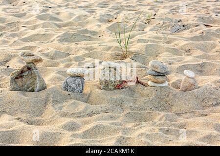 Un groupe de roches trouvées empilées sur une plage de Montauk à Montauk, NY Banque D'Images