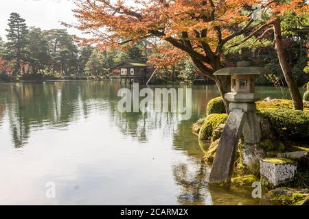 Kanazawa, Japon. La lanterne kotoji-toro à Kenroku-en, un vieux jardin privé, et l'un des trois grands jardins du Japon (Nihon Sanmeien) Banque D'Images