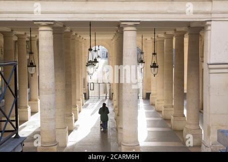 Femme et enfant au Palais Royal; Paris; France Banque D'Images