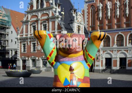 Buddy Bear de Riga en face de la Maison de la Têtes noires Banque D'Images