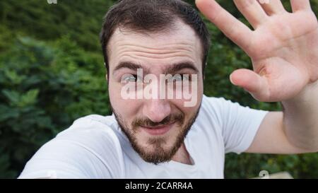 Homme à peau blanche parlant vidéo sur téléphone dans la nature gros plan Concept de style de vie Banque D'Images