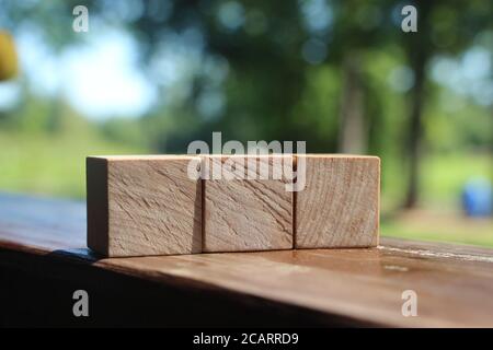 Cubes en bois disposés en trois avec espace de copie et nature arrière-plan terne Banque D'Images