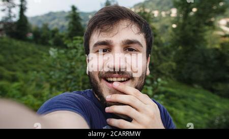 Homme parlant vidéo au téléphone dans la nature concept de style de vie Banque D'Images