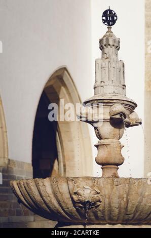 Vue extérieure de la fontaine en forme de château près du Palais national de Sintra, sur la place publique principale du centre-ville, Portugal Banque D'Images