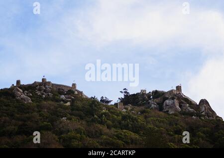 Vue lointaine de Castelo dos Mouros (le château mauresque), ancienne forteresse médiévale en ruines sur la colline au-dessus de la ville de Sintra, près de Lisbonne, Portuga Banque D'Images