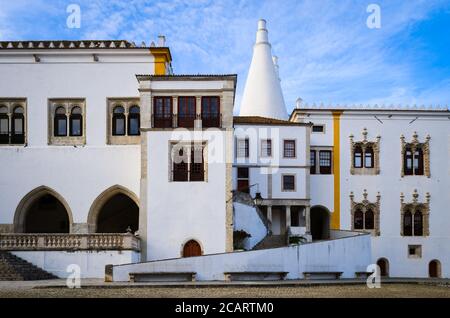 Place principale de la ville de Sintra, près de Lisbonne (Portugal), avec la façade extérieure du Palais National, célèbre monument avec la cuisine conique c Banque D'Images