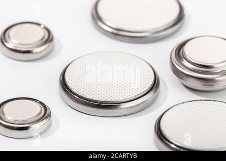 Groupe de piles boutons ou de piles boutons isolées sur fond blanc. Piles au lithium Banque D'Images