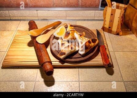 Sfiha, une sorte de gâteau comme originaire de Syrie et du Liban et largement consommé dans le monde entier, sur une table rustique en bois.foyer sélectif. Banque D'Images