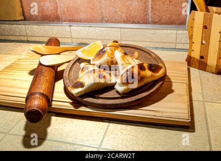 Sfiha, une sorte de gâteau comme originaire de Syrie et du Liban et largement consommé dans le monde entier, sur une table rustique en bois.foyer sélectif. Banque D'Images