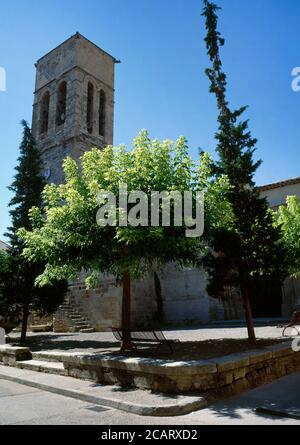 Espagne, Catalogne, province de Lleida, Urgell, Vilagrassa. Église de Santa Maria. Bâtiment d'origine romane, rénové plus tard et se mélangeant avec différents styles. Le clocher carré appartient à la période de transition du style roman au style gothique. Il offre une perspective particulière en raison de son inclinaison. Banque D'Images