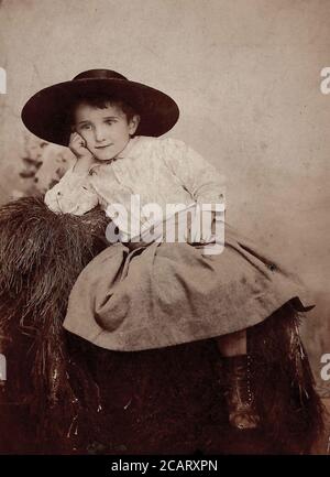 Garçon porte une jupe. Mode du jour. Carte de cabinet, Texarkana, ARK. Vers 1890 Banque D'Images