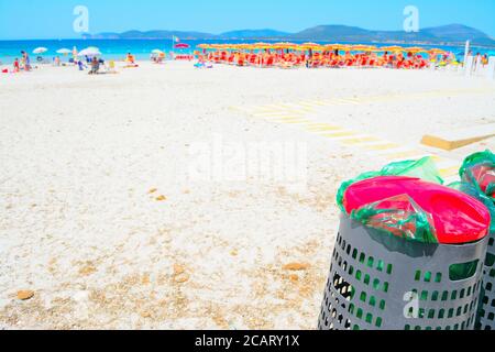 poubelles métalliques sur le sable en été Banque D'Images