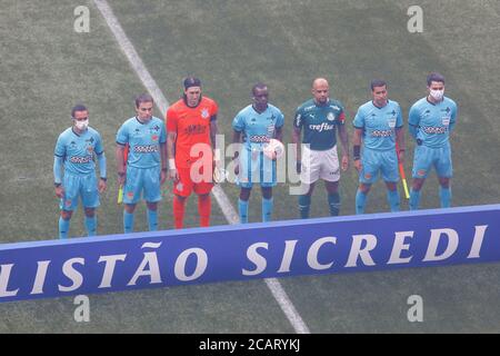 Sao Paulo, Brésil. 08 août 2020. PALMEIRAS X CORINTHIENS - Referee Luiz Flávio de Oliveira, Assistants Marcelo Carvalho Van Gasse et Miguel Cataneo Ribeiro da Costa et Flávio Rodrigues de Souza le quatrième arbitre entre les capitaines Cassio et Felipe Melo pendant le match entre Palmeiras et Parque Corinthiens tenu à Allianz à São Paulo, SP. Le classique est valable pour le deuxième match de la Paulistão final 2020. (Photo: Ricardo Moreira/Fotoarena) Credit: Foto Arena LTDA/Alay Live News Banque D'Images