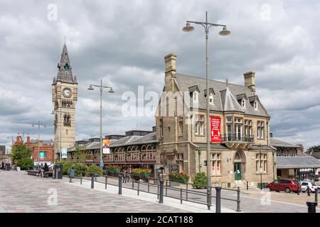 Darlington Market Hall et Clocktower, High Row, Darlington, Comté de Durham, Angleterre, Royaume-Uni Banque D'Images