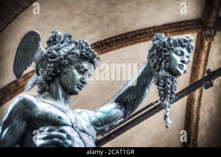 Détail de Perseo tenant la statue de la tête de Medusa à Loggia de Lanzi, Florence Banque D'Images