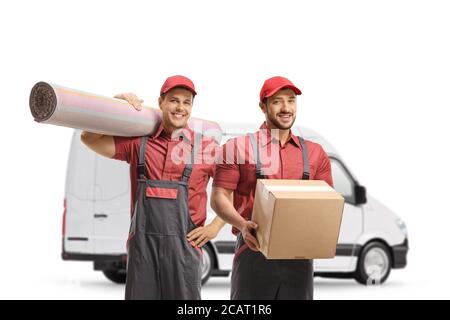 Travailleurs d'une entreprise en mouvement avec une boîte et un tapis devant une camionnette blanche isolés sur fond blanc Banque D'Images