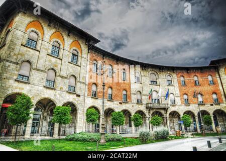 Palazzo della Provincia sous un ciel nuageux à Pise, Italie Banque D'Images