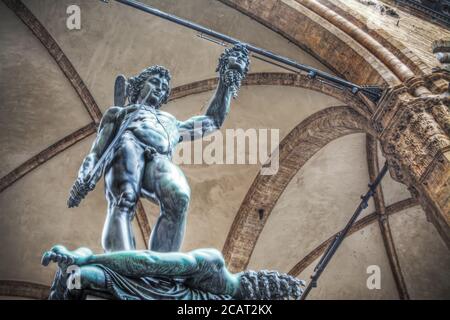 Perseo tenant la statue de la tête de Medusa à Loggia de Lanzi, Florence Banque D'Images