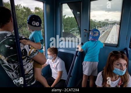 Moscou, Russie. Le 8 août, 2020 passagers portant un masque facial prennent la voiture d'un train monorail passé VDNKh à Moscou, en Russie Banque D'Images