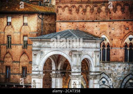 Détail de la Loggia en marbre de Torre del Mangia à Sienne, Italie Banque D'Images