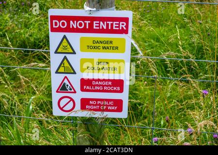 Panneaux d'avertissement près de la lagune bleue, vieux travaux de carrière, près de Harpur Hill, Buxton, Derbyshire, avec ses eaux alcalines dangereuses Banque D'Images