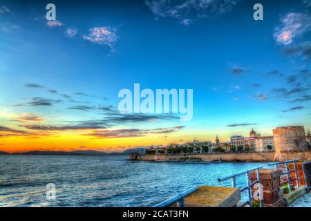 Coucher de soleil coloré à Alghero en hdr, Italie Banque D'Images