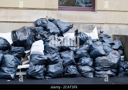 Envolez-vous pour le basculement des déchets et des sacs poubelle noirs dans un quartier résidentiel Banque D'Images