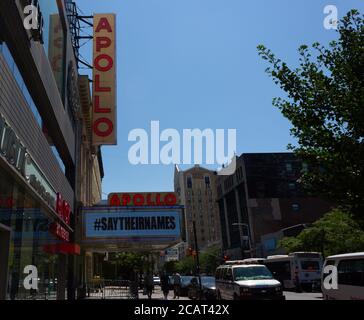 Le théâtre Apollo ou théâtre fermé de Harlem clignote un DITES QUE LEURS NOMS signe en solidarité avec la vie noire Mouvement de la matière Banque D'Images