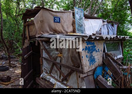 Sans-abri. Petite habitation faite de déchets dans une forêt sale et jonchée Banque D'Images