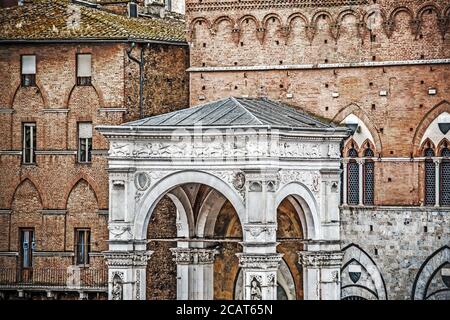 Détail de la Loggia en marbre de Torre del Mangia à Sienne, Italie Banque D'Images