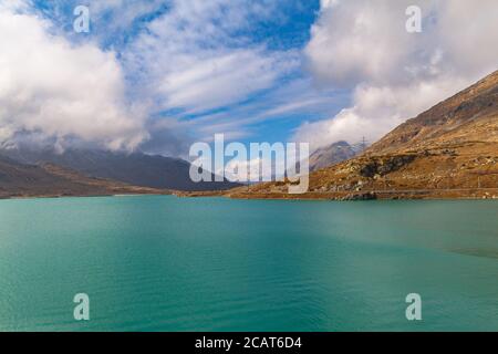 Vue panoramique sur le lac Lago Bianco et les Alpes suisses sur Bernina Pass le train touristique Bernina Express en automne avec ciel bleu nuage, canton de GR Banque D'Images