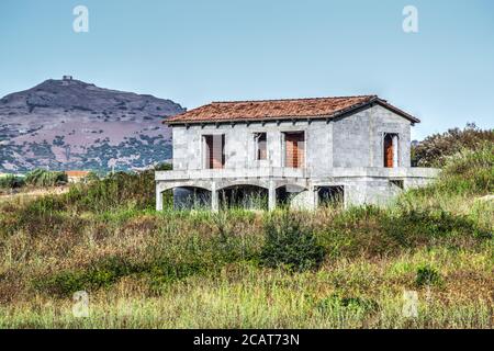 maison inachevée dans la campagne par temps clair Banque D'Images