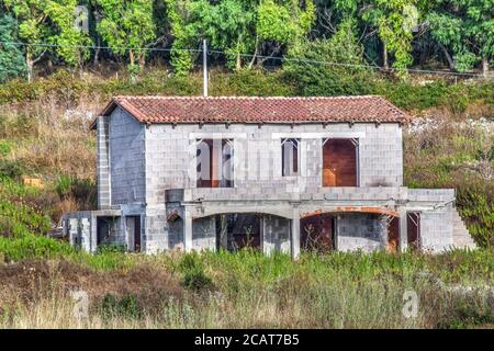 maison inachevée dans la campagne par temps clair Banque D'Images