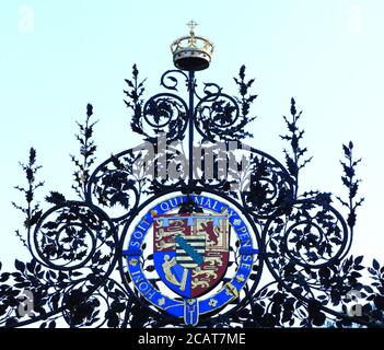 Norwich Gates, Sandringham House, Norfolk, détail, Royal Crest, Crown, ferronnerie, Honi soi Soi Mal y Pense Banque D'Images