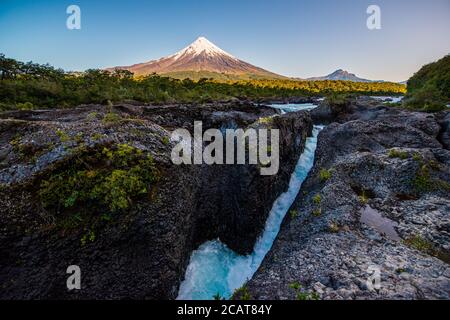 Volcan Osorno vu au-dessus des cascades de Petrohue au Chili Banque D'Images